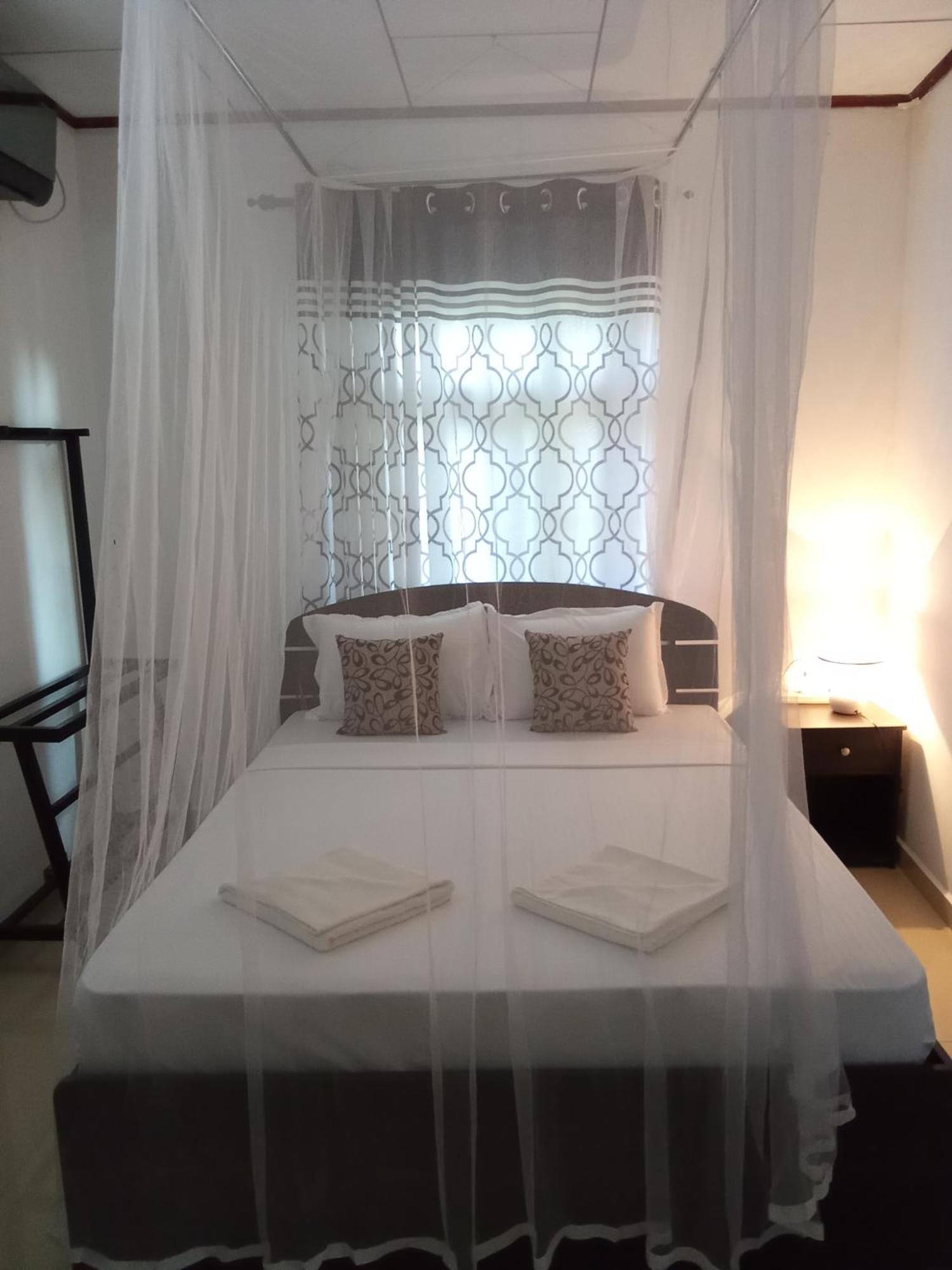 Kavee Transit Hotel Катунаяка Экстерьер фото